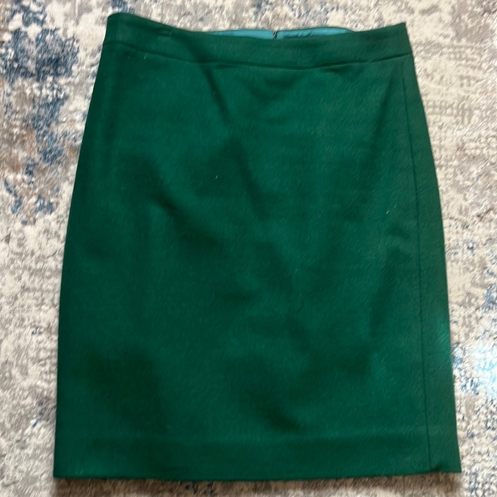 Lined, wool pencil skirt 💚